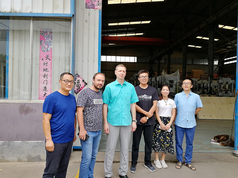 俄羅斯客戶到廠驗(yàn)收機(jī)器,獲得客戶一致好評(píng)